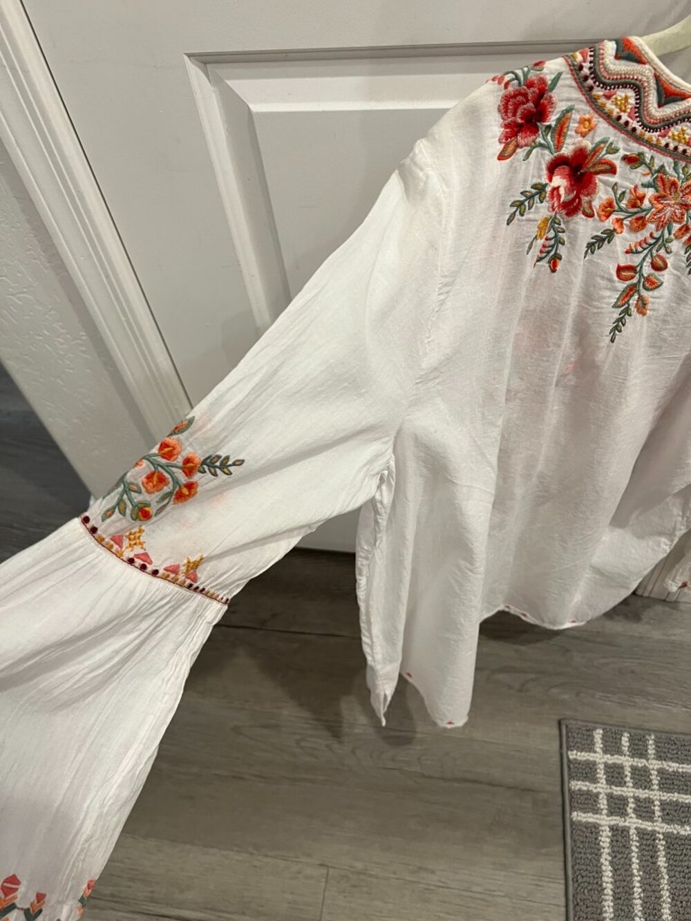 NWT Johnny Was Alise Flare Sleeve Boho Blouse in White Embroidered V-neck Top L - Picture 10 of 13